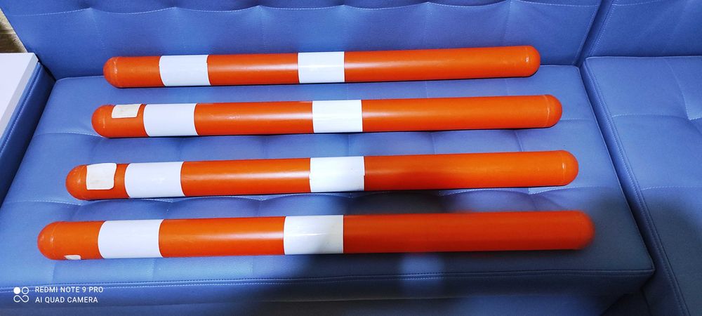 4 обмежувальні,світловідбиваючі,паркувальні стовпчики з підставками (опорами).