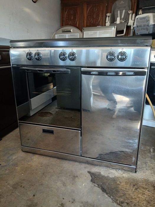 Vendo fogão porta botijas, com 5 bocas e forno a gás.  Nunca usado