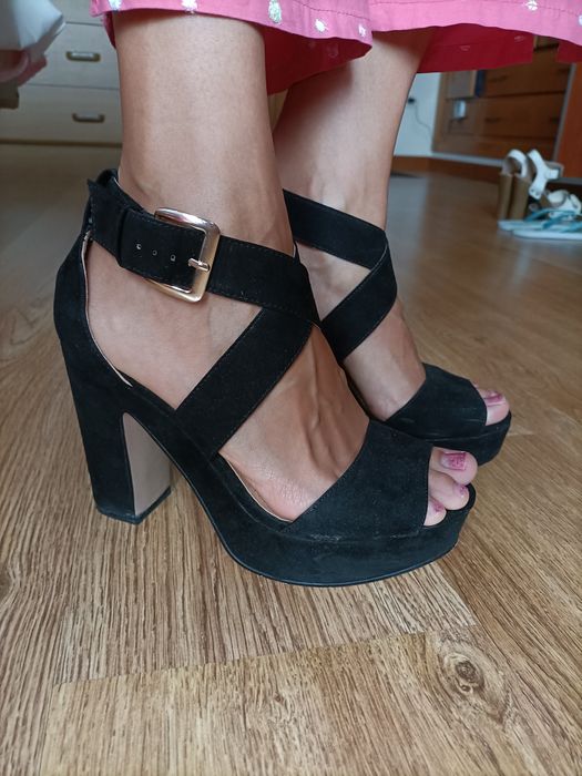 Sandálias pretas de salto alto.

Foram utilizadas uma vez em sessões