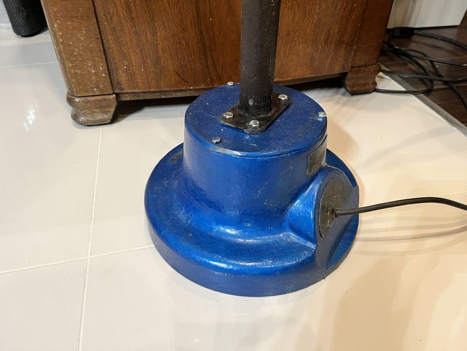 Lampa stojąca z recyclingu