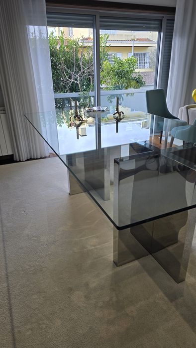 Mesa de jantar de vidro temperado com medidas de 2,20 m por 1,20 m.