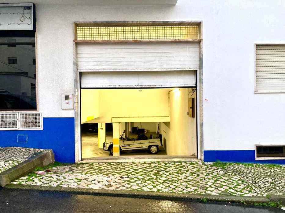 Box de 28m2 em Garagem no Centro da Ericeira