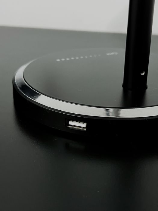 Candeeiro de mesa LED em aluminio / minimalista / com USB