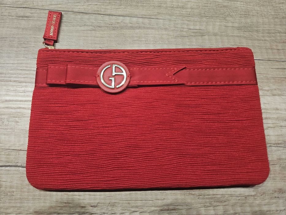 Giorgio Armani Beauty - czerwona kosmetyczka zasuwana na suwak
