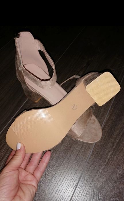 Sandálias cor bege.