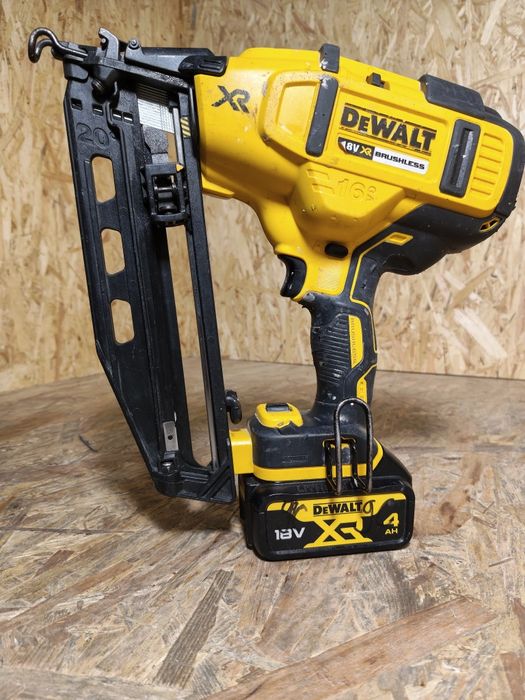 Gwoździarka akumulatorowa DeWalt dcn660