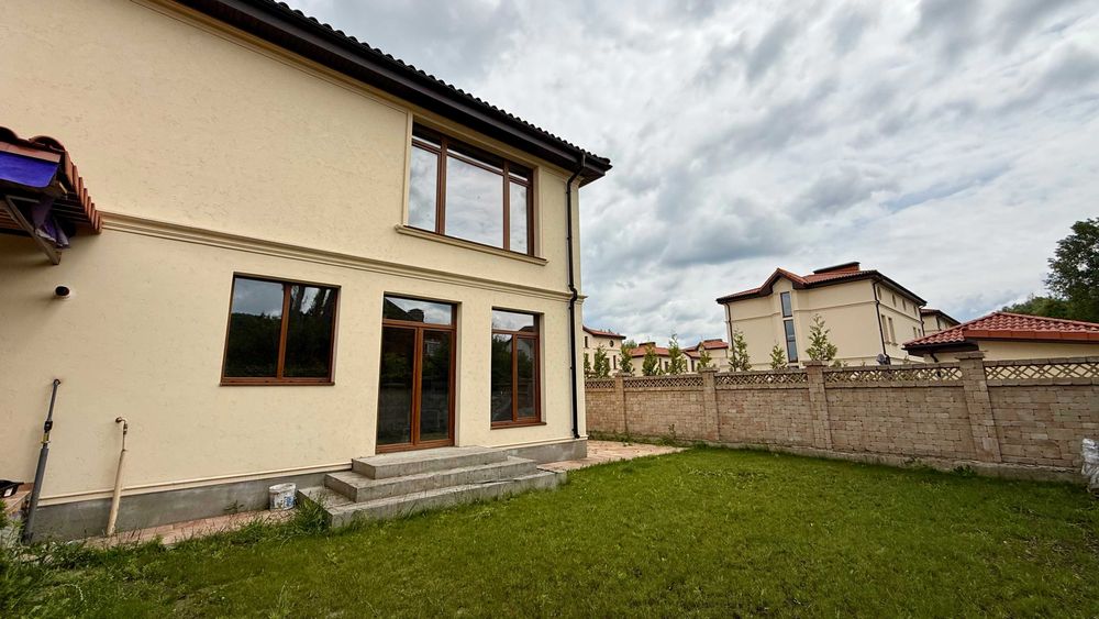 Без%.Продаж дуплекса в КМ "Фонтан",є басейн,барбекю. Підгірці.3 сотки