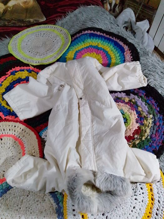 2 собачьих комбинезона белый зимний  и чёрный меховый