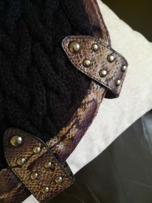 Bolsa em malha, com aplicações metálicas