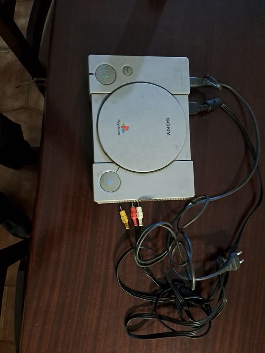 Vendo playstation 1 a funcionar.Não tem comandos.