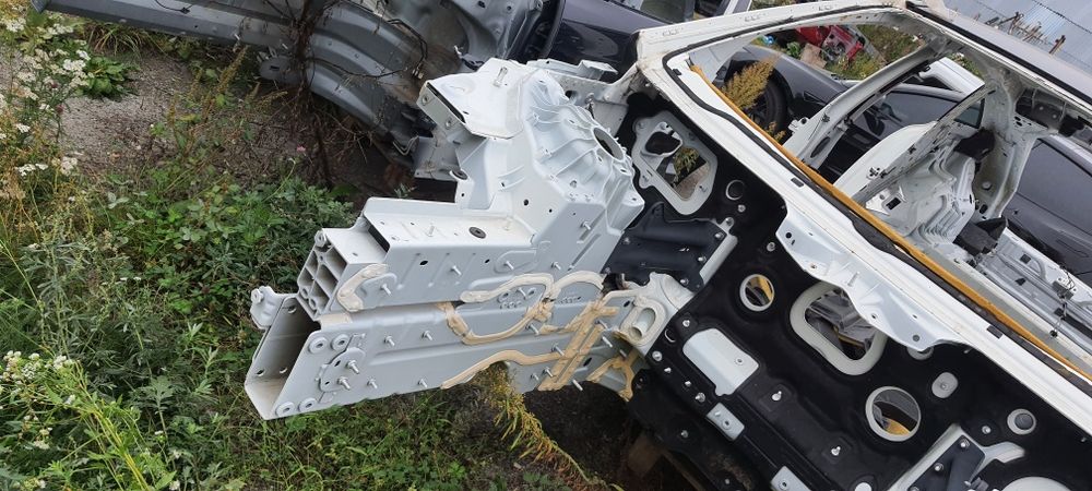 Передні четверті mercedes EQS