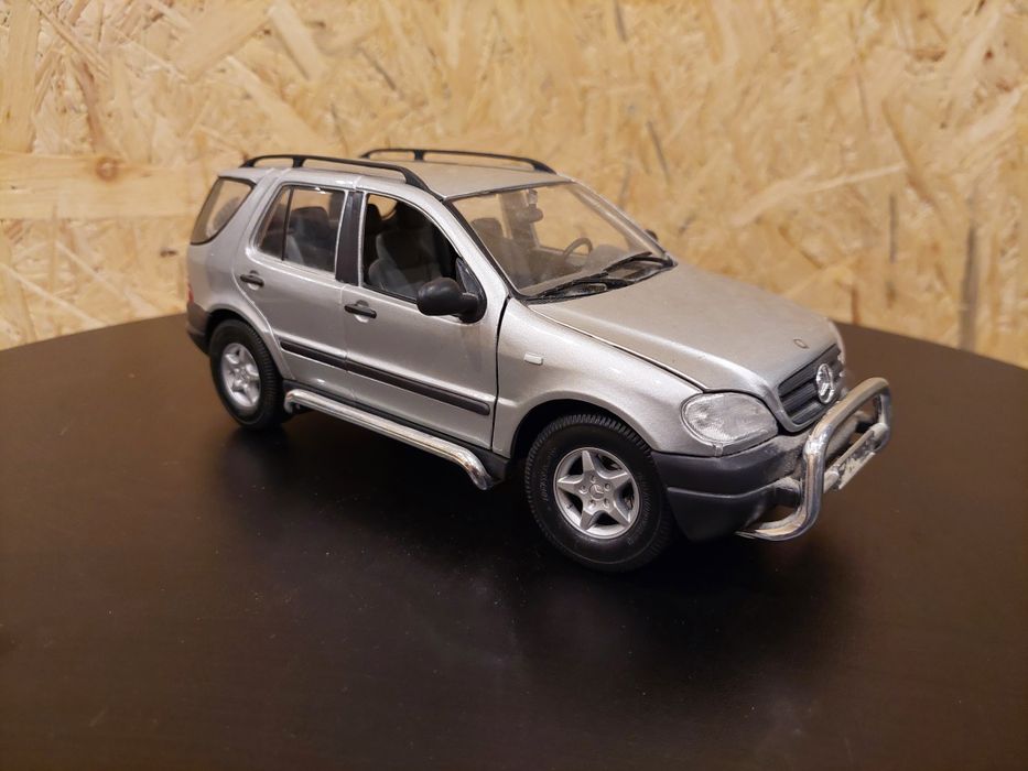 Model 1:18 Mercedes ML320 Maisto