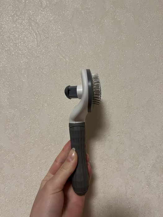 Щітка для тварин із самоочищенням