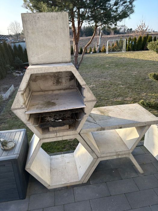Grill ogrodowy betonowy geometryczny.