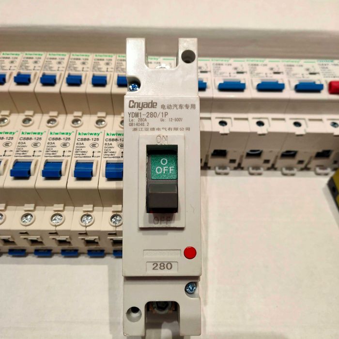 DC автомат постійного струму.