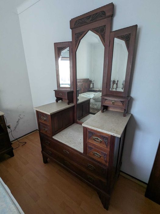 Conjunto de quarto em madeira