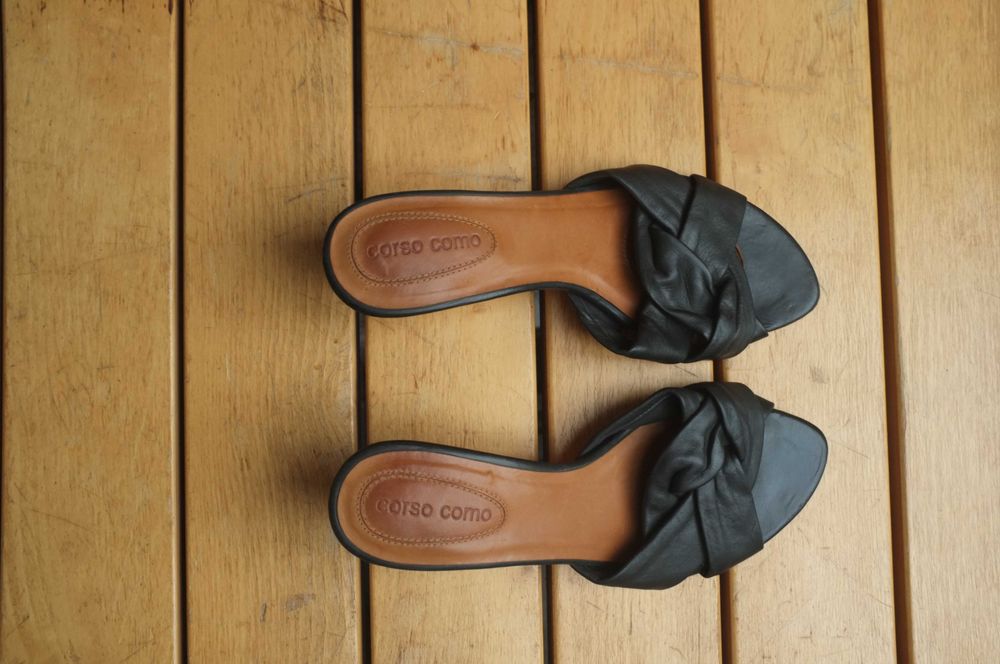 czarne skórzane luksusowe szpilki klapki sandały Corso Como szpilki 39