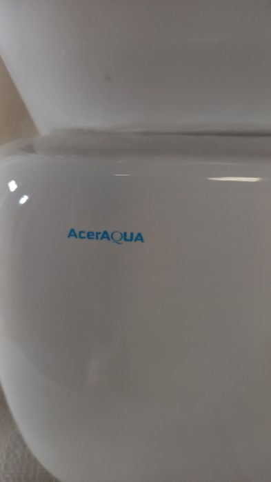 autoclismo exterior cerâmico da marca AcerAQUA, fabricado em porcelana vitrificada branca.
