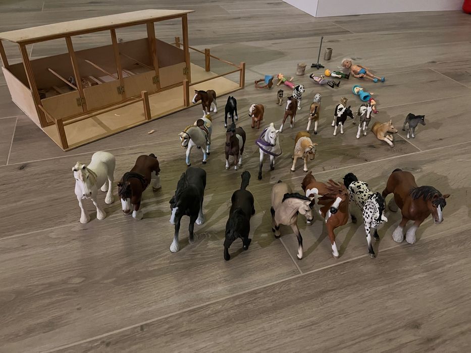 Figurki Koniki Schleich ze stajnią na prezent pod choinkę