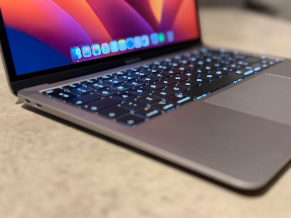 MacBook Air 13” 2020 i5 / 8GB / 512GB + pokrowiec Thule / stan bardzo dobry