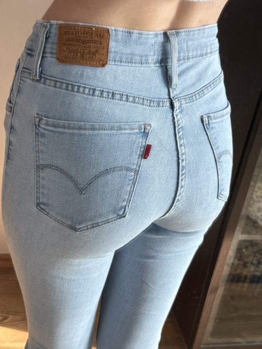 Джинси Левайс.