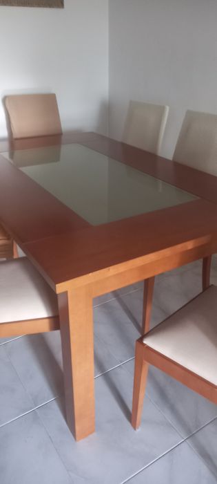 Mesa e cadeiras de sala jantar