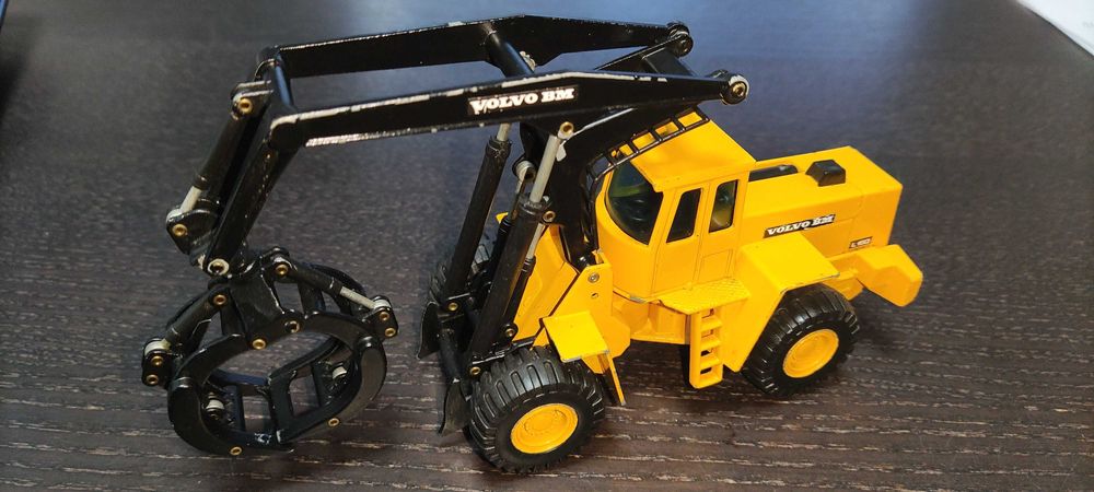 Camião máquina carregador florestal volvo BM L-160 escala 1:50