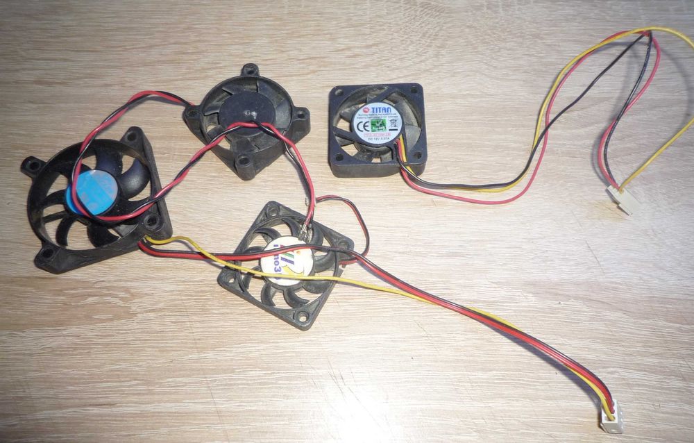 4 куллера по 100 грн. маленькие 12v и 3v