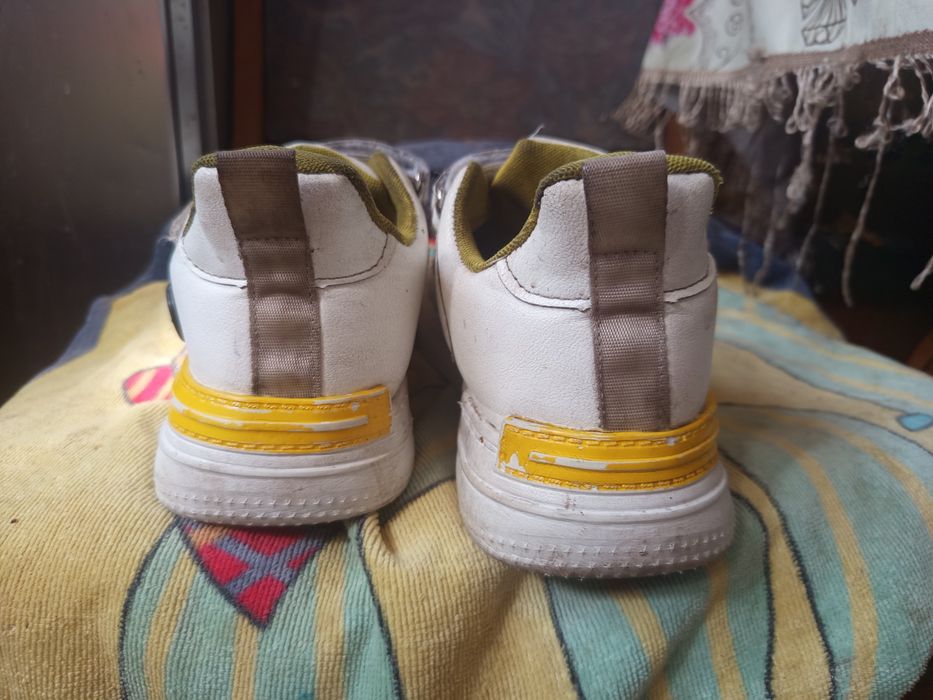 Продам кросовки белые