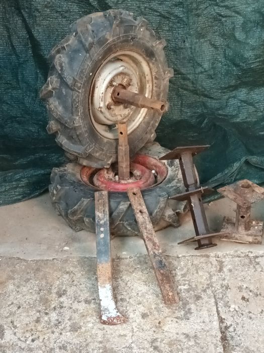 Várias alfaias e caixa de  transferências motoenxada