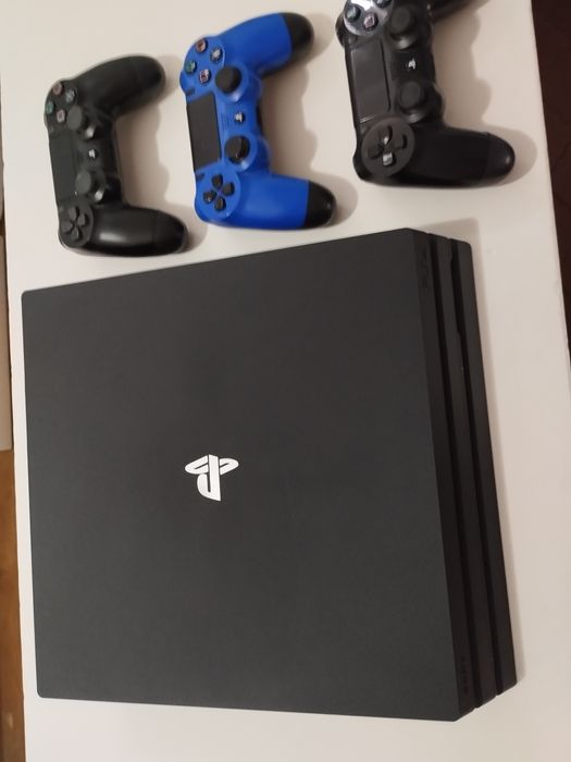 PS4 Pro em ótimo estado com 3 comandos