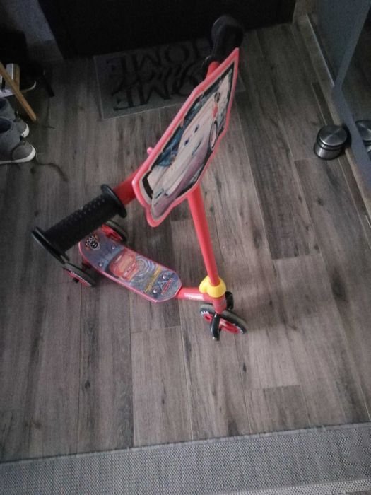 Hulajnoga trójkołowa, kask