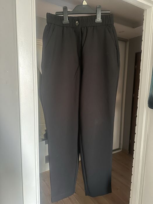 Czarne materiałowe spodnie na gumce