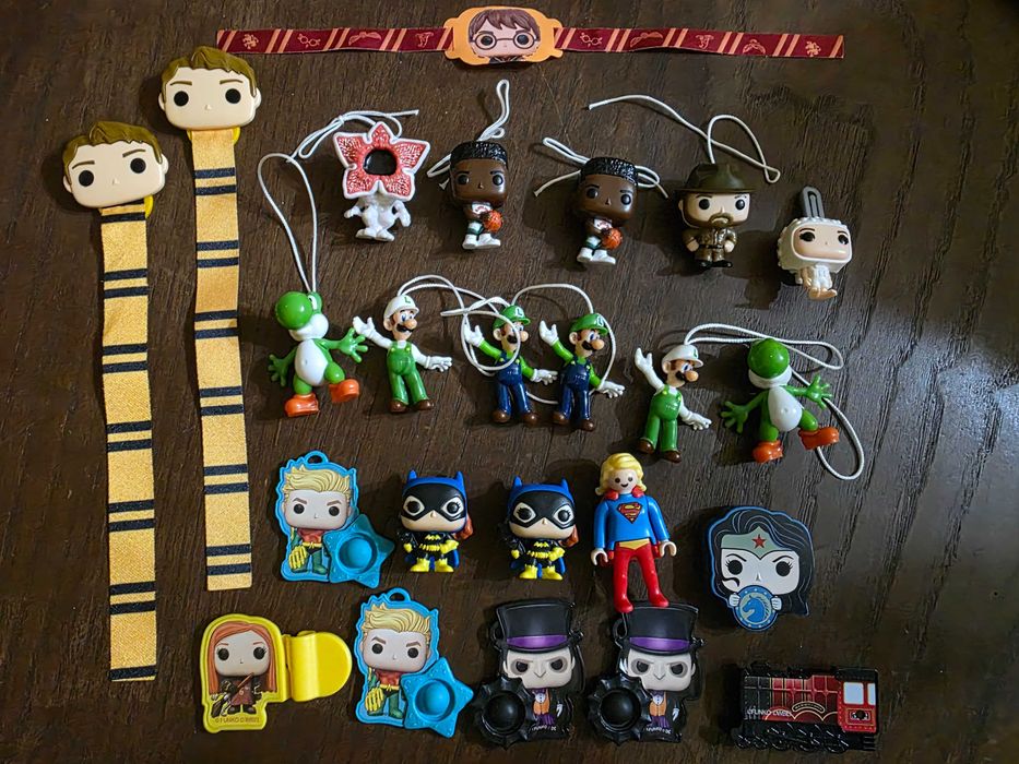 Funkos pop kinder joy harry Potter, stranger things, DC heróis e mario