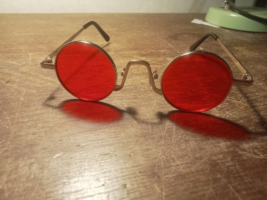 Óculos de sol vermelhos