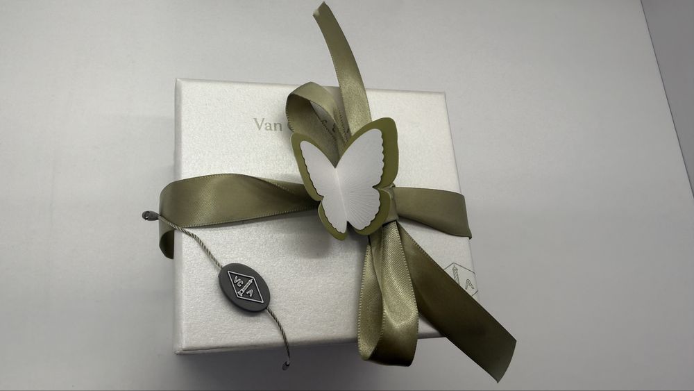 Оригінальний Коробок під годинник або браслет Van Cleef&Arpels.
