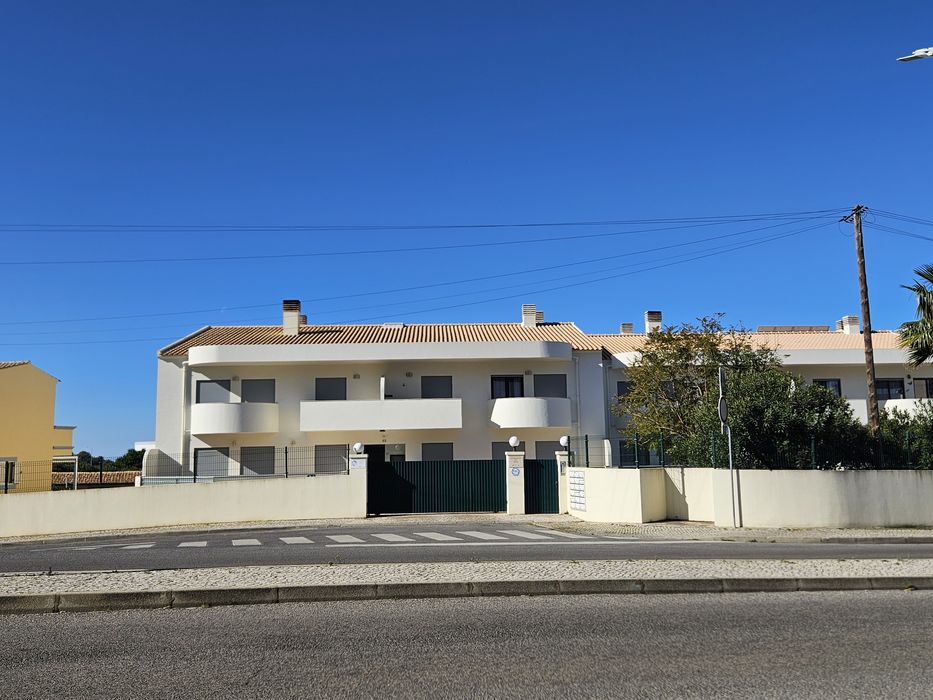 Apartamento T3 em condomínio fechado com piscina e garagem