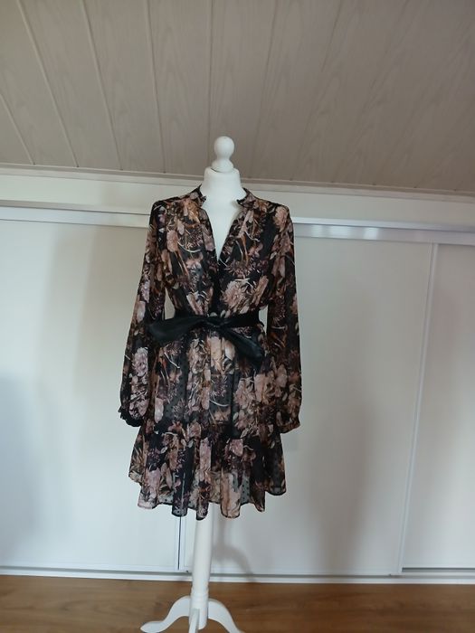 Sukienka reserved czarne w pudrowy kwiaty