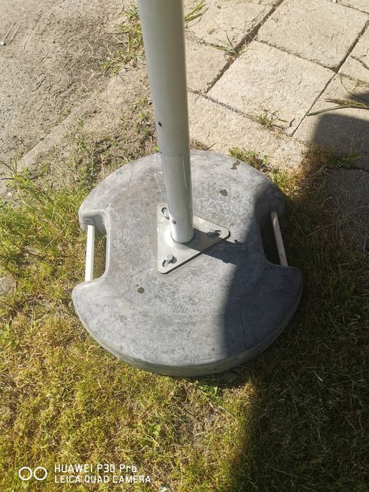 Parasol z podstawą betonową