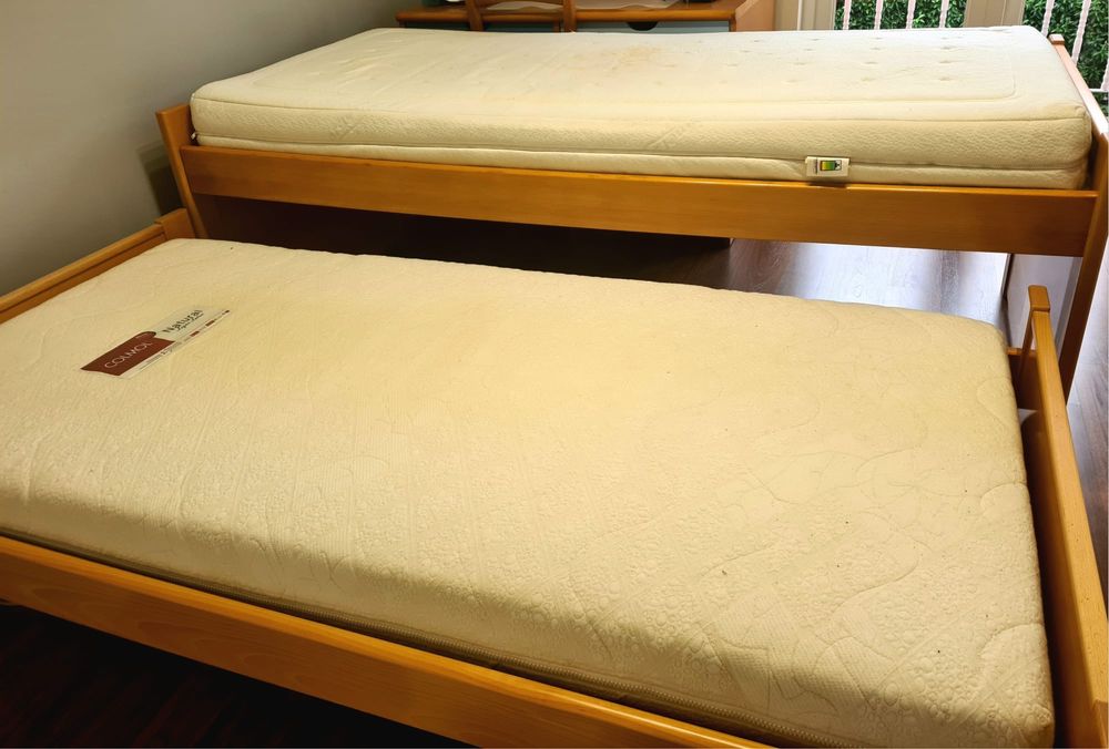 Cama dupla e secretária em Faia