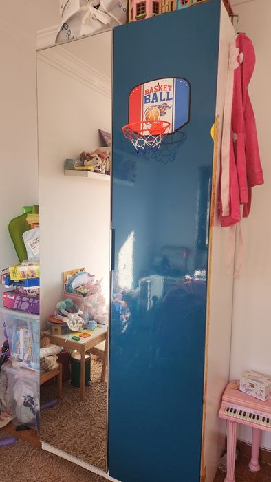 2 camas de 105x195 com os seus colchões, tapete e um armario