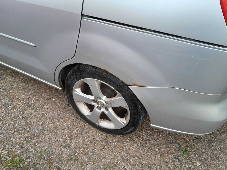 Samochód Mazda 5 jako uszkodzony