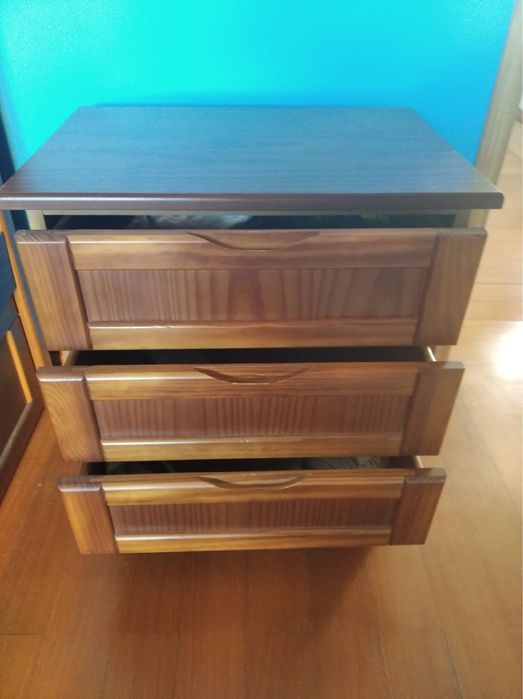 Mobilia de quarto de solteiro - Pinho Mel