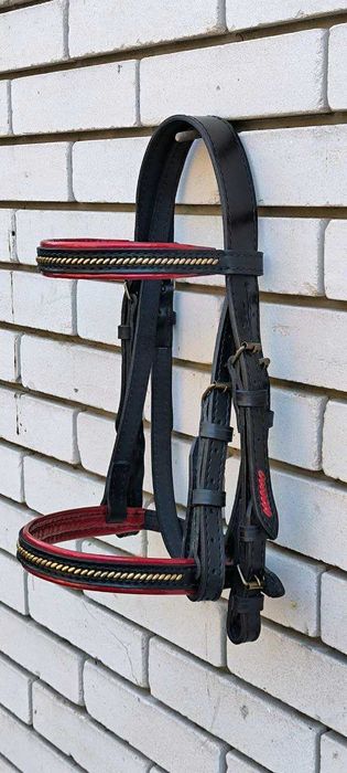 Уздечка на коня вуздечка кантарка оголовье на лошадь кінь збруя.