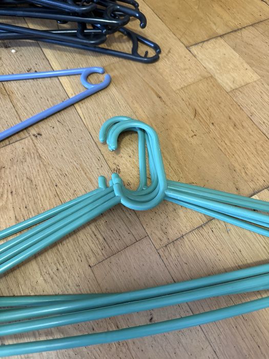 Zestaw 33 sztuk wieszakow ikea na ubrania dzieciece rozowe ikea