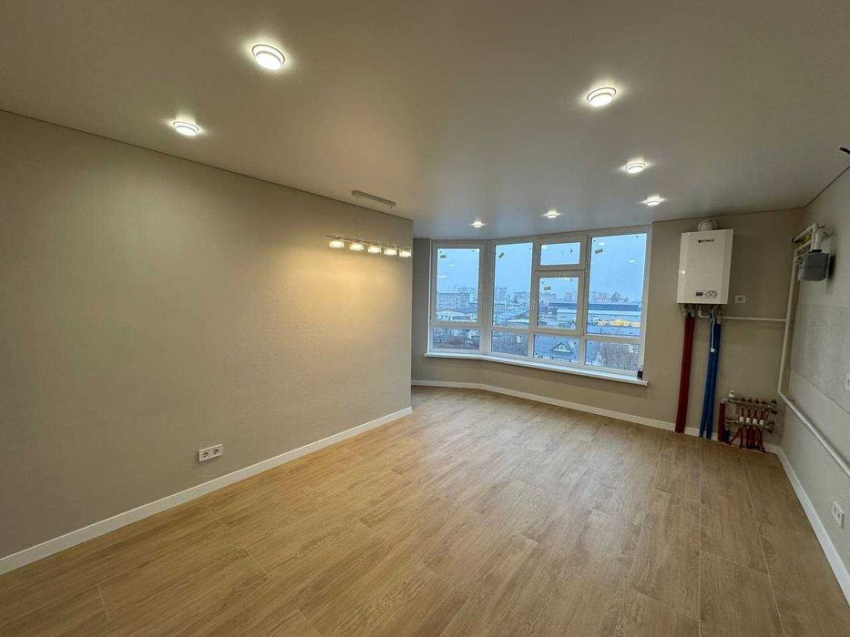 Хороша двокімнатна квартира на Виставці. Свіжий ремонт.