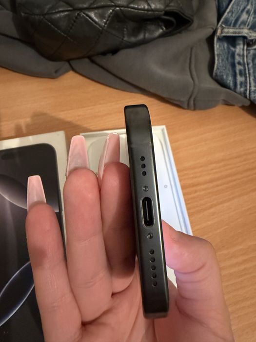 Nowy iPhone 16 Pro 128 GB w kolorze Black Titanium (czarny tytan)