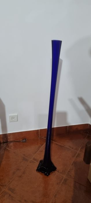 Solitário ou jarra fina de cor azul cobalto