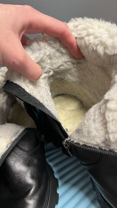 Високі зимні чорні шкіряні жіночі чоботи на тракторній підошві