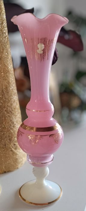 Uma imponente jarra rosa opalescente, com sua abertura rendada